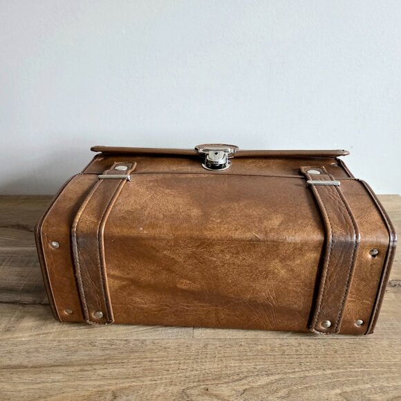 Vintage 1970s large camera bag  wih yellow velvet lining. - Picture 4 of 9